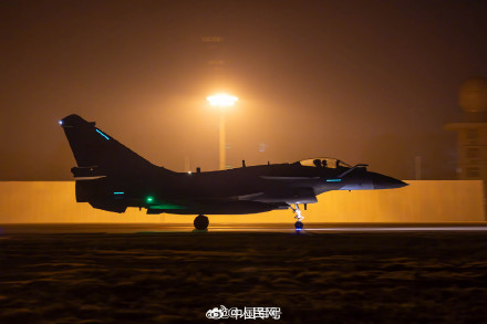 铁翼破晓！歼10黑夜中起飞太酷了