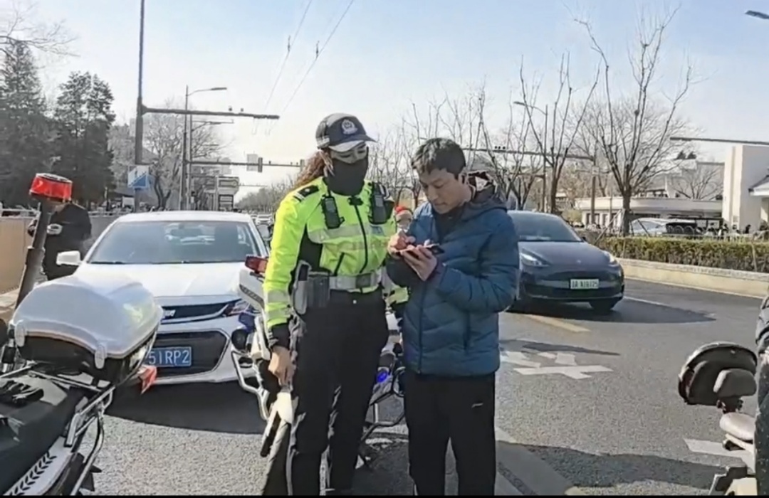 原来，考场外那位备受网友关注的女铁骑，是她呀！