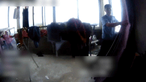 民警一口气冲上7楼 踹门救回3岁娃 民警一口气冲上7楼 踹门救回3岁娃