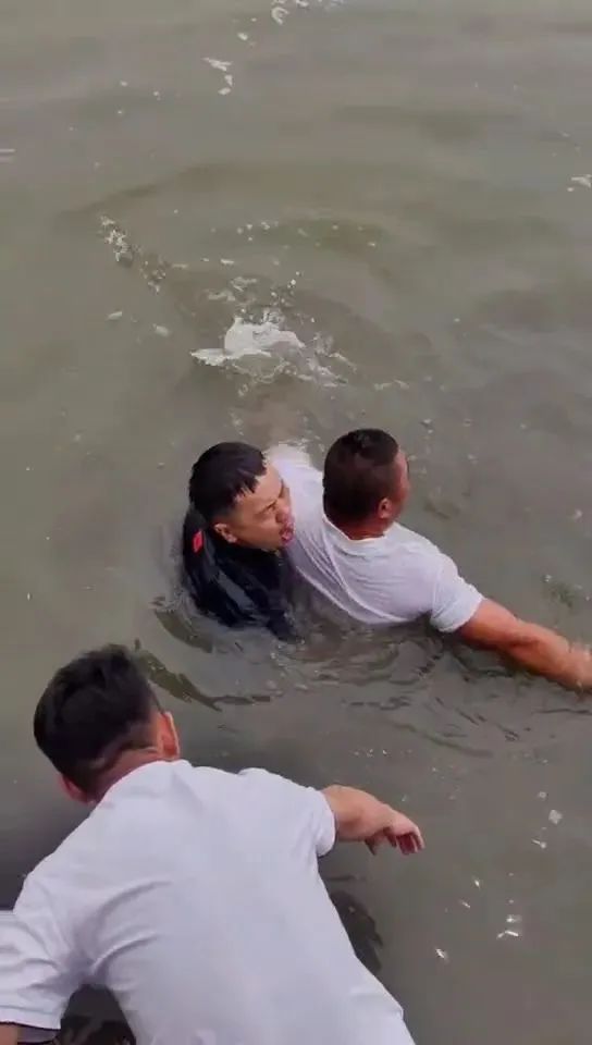 “妈,求你让我再救一个……” “妈,求你让我再救一个……”