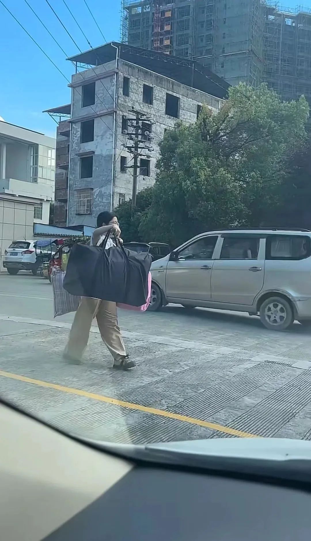 高考结束挑行李回家的女生发声：暑期想找兼职或摆摊卖凉粉，未来想当老师