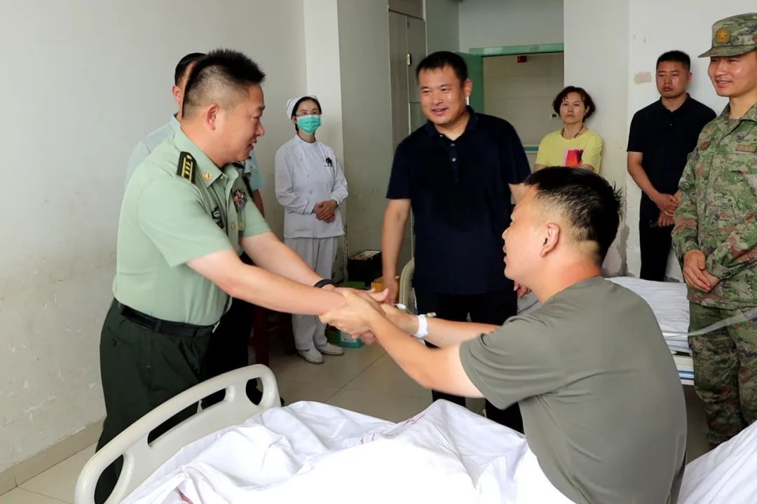 “妈,求你让我再救一个……” “妈,求你让我再救一个……”