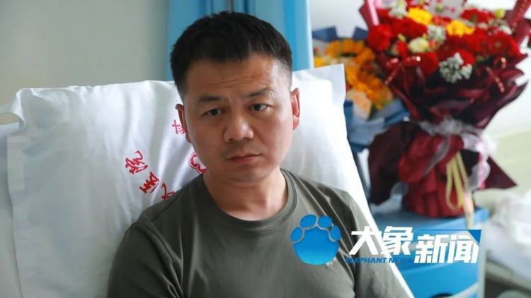 连救5人后昏迷双手仍是托举姿势，母亲目睹全程！他又用慰问金做了一件事