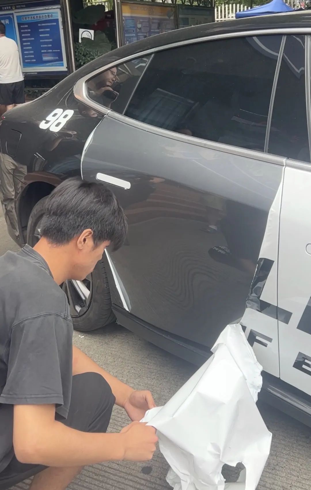 私家车喷涂“POLICE”字样高调上路?交警:罚了! 私家车喷涂“POLICE”字样高调上路?交警:罚了!