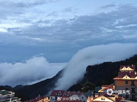 江西庐山雨后现壮观瀑布云 流云如瀑倾泻而下