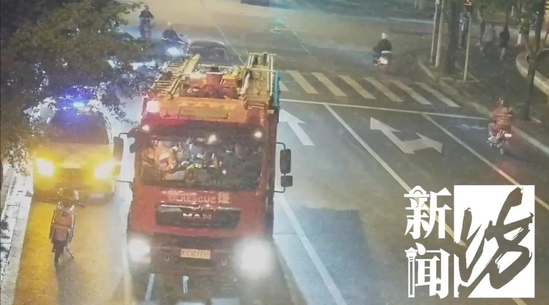 事发上海长宁区！男子开车途中突然吓懵！挡风玻璃惊现“黑影”...