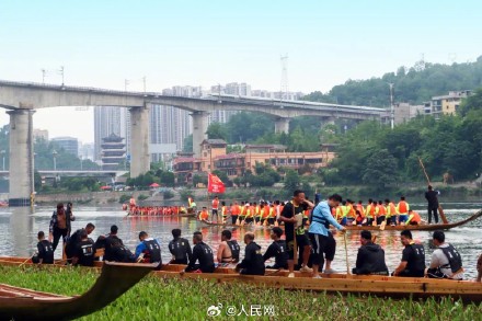 龙舟破浪与高铁飞驰同框了 龙舟破浪与高铁飞驰同框了