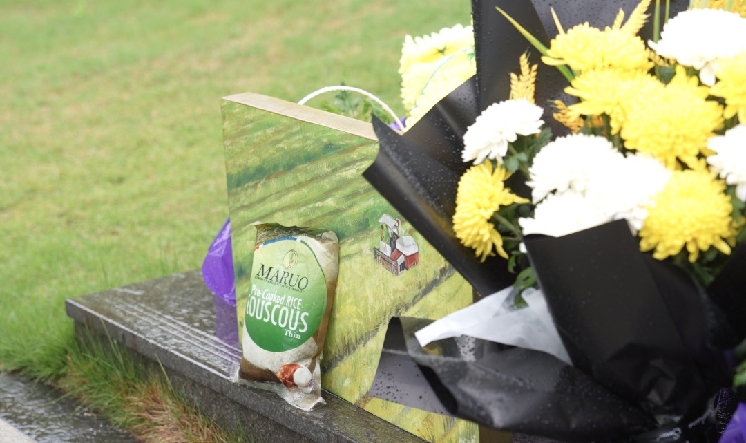 袁隆平墓前,多了一袋特殊的稻米…… 袁隆平墓前,多了一袋特殊的稻米……