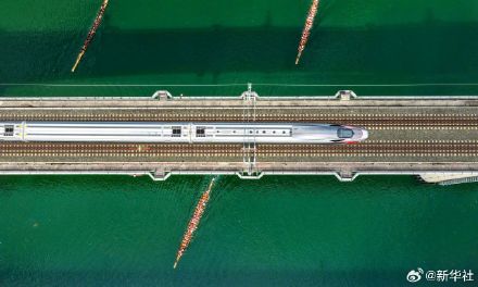 当龙舟破浪与高铁飞驰同框 当龙舟破浪与高铁飞驰同框