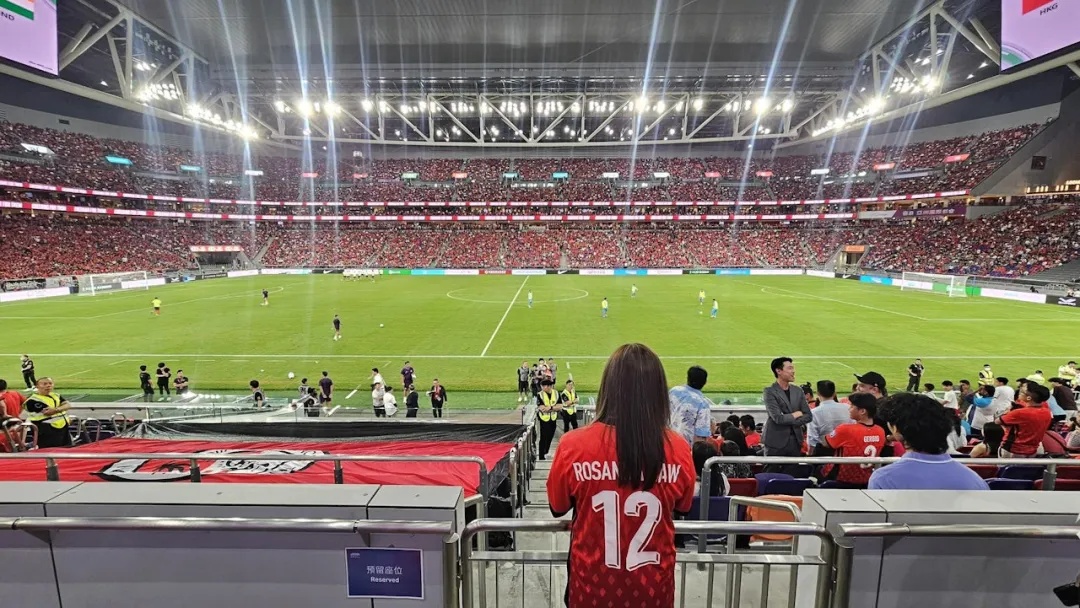 数万球迷在香港沸腾成一片“红海” 数万球迷在香港沸腾成一片“红海”