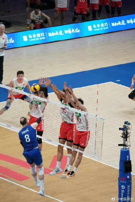 首胜！中国男排3比0击败塞尔维亚男排
