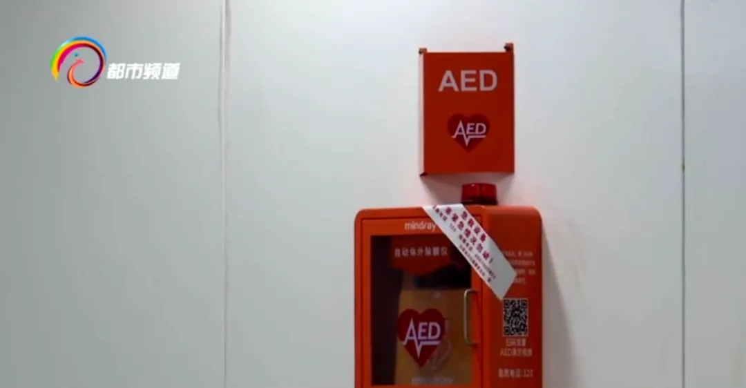 乘客地铁车厢内晕倒!1分15秒的极速救援…… 乘客地铁车厢内晕倒!1分15秒的极速救援……