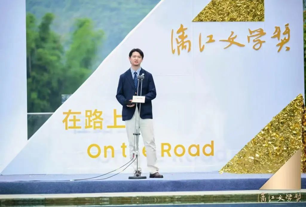 刘楚昕《泥潭》出版，余华写推荐语