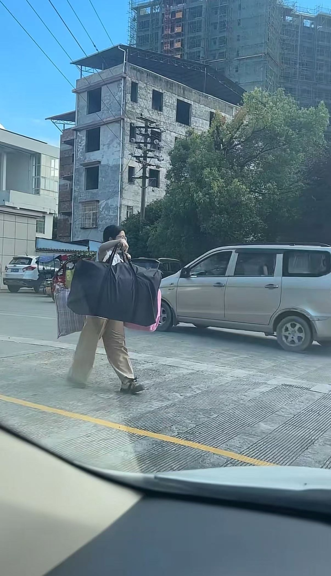 高考结束后用扁担挑行李回家的女生，找到了！班主任：她很刻苦