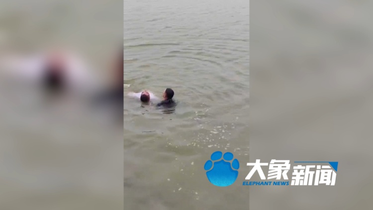 连救5人后昏迷双手仍是托举姿势，母亲目睹全程！他又用慰问金做了一件事