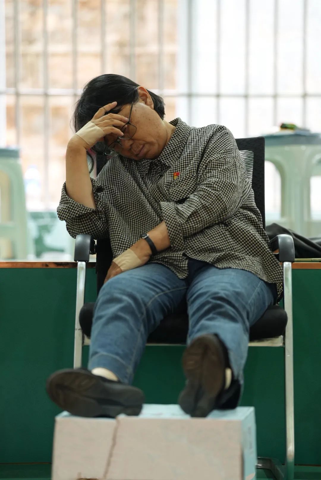张桂梅问年轻记者：“你有没有钱吃饭？”