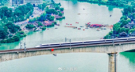 龙舟破浪与高铁飞驰同框了 龙舟破浪与高铁飞驰同框了