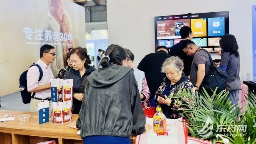 “连售三台电视，没想到老年人这么会买！” 老博会引燃银发消费热