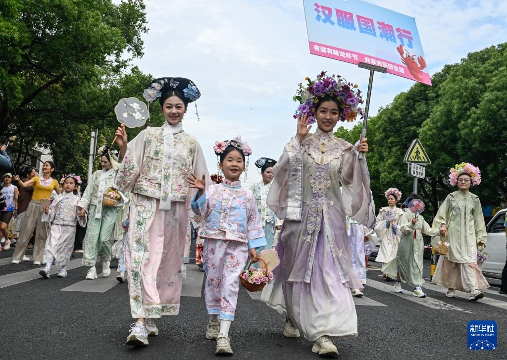 龙虾节主题巡游闹盱眙 龙虾节主题巡游闹盱眙