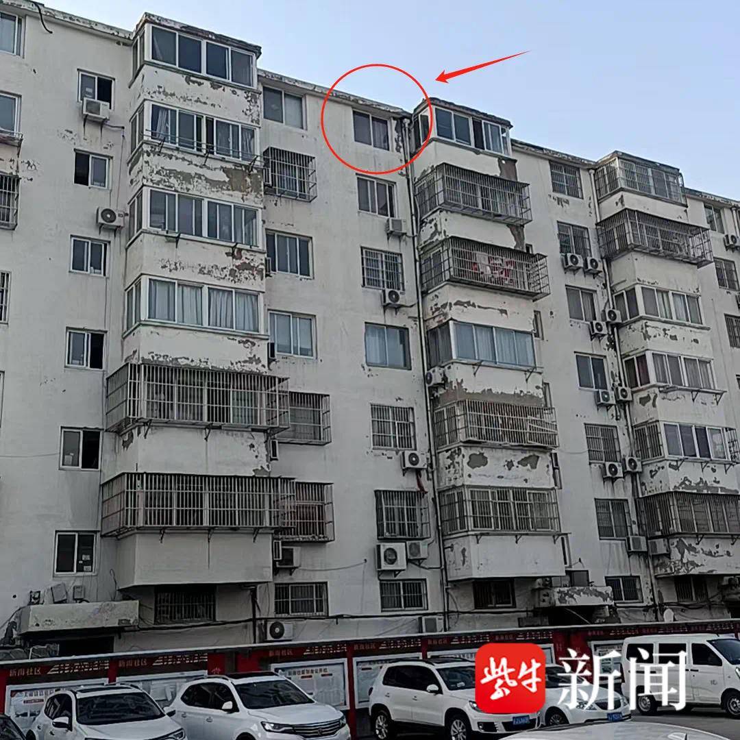 3岁男童7楼窗台悬半身！“00后”民警踹门救援化险为夷