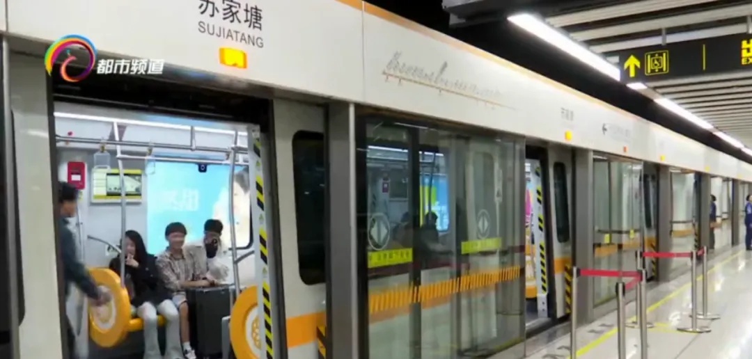 乘客地铁车厢内晕倒!1分15秒的极速救援…… 乘客地铁车厢内晕倒!1分15秒的极速救援……