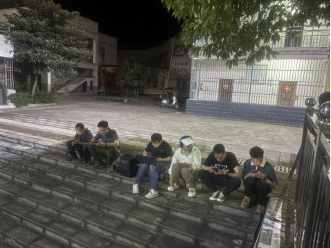 张桂梅问年轻记者：“你有没有钱吃饭？”