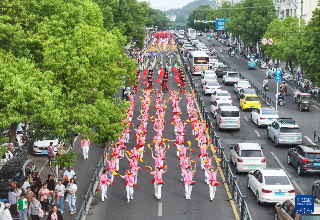 龙虾节主题巡游闹盱眙 龙虾节主题巡游闹盱眙