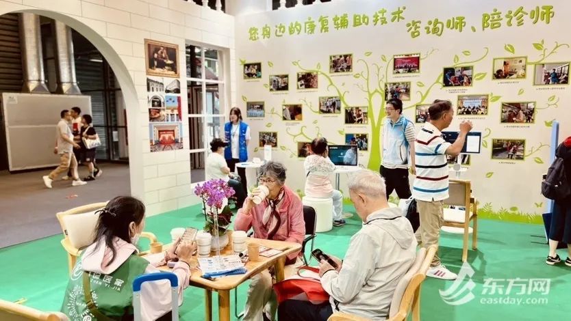 “连售三台电视，没想到老年人这么会买！” 老博会引燃银发消费热