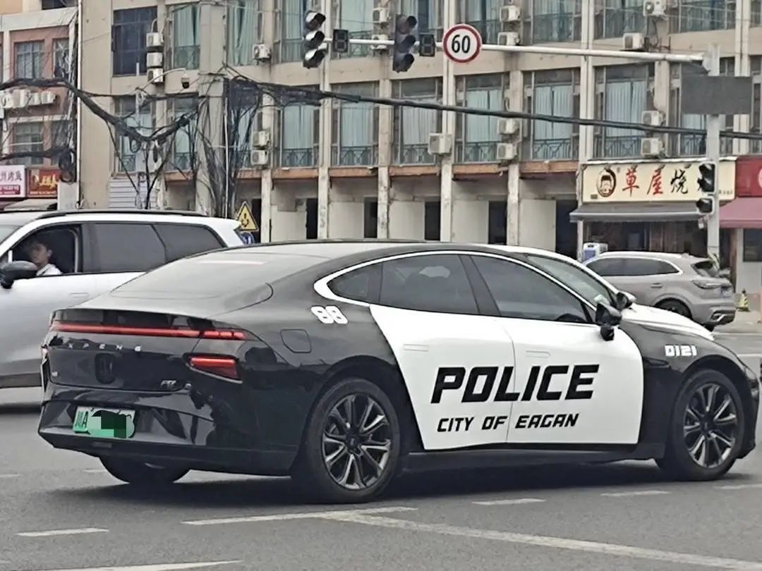 私家车喷涂“POLICE”字样高调上路?交警:罚了! 私家车喷涂“POLICE”字样高调上路?交警:罚了!