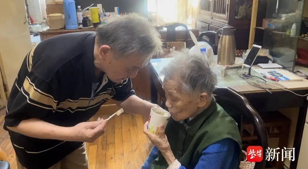 独自照顾102岁母亲和81岁姐姐，苏州老人乐观接纳“人生剧本”