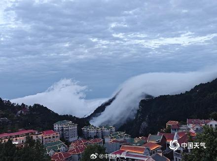 江西庐山雨后现壮观瀑布云 流云如瀑倾泻而下