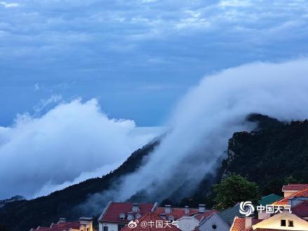 江西庐山雨后现壮观瀑布云 流云如瀑倾泻而下