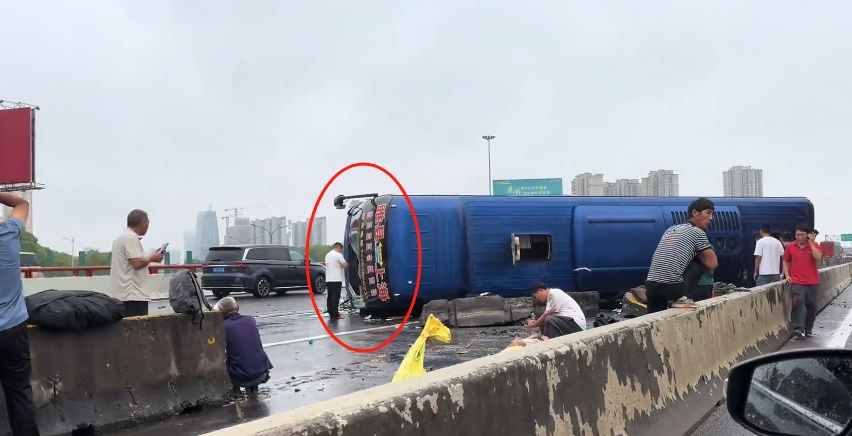 京沪高速发生大巴车侧翻事故，事发车辆由河南睢县往返上海，随车人员称有人受伤