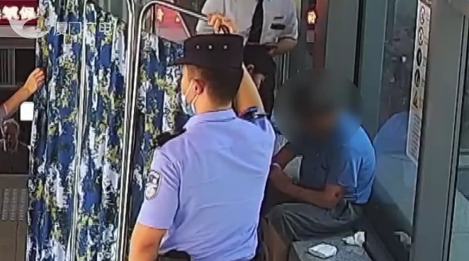 厦门一70岁老伯发生意外，从地铁扶梯上滚落十多个台阶！危急时刻……