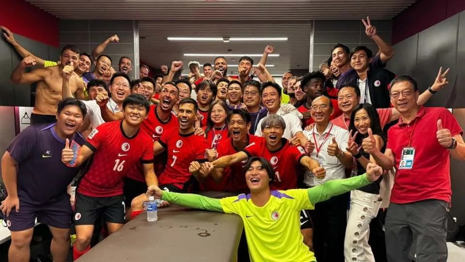 数万球迷在香港沸腾成一片“红海” 数万球迷在香港沸腾成一片“红海”