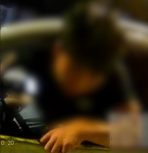 酒驾遇查翻窗逃？男子和民警对视的那一刻“尬”出表情包