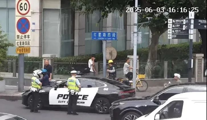 私家车喷涂“POLICE”字样高调上路?交警:罚了! 私家车喷涂“POLICE”字样高调上路?交警:罚了!