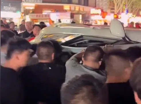 深夜街头车辆侧翻，众人2分钟合力营救！退役军人第一时间跳进车内关闭电源