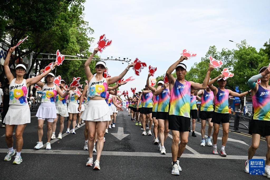 龙虾节主题巡游闹盱眙 龙虾节主题巡游闹盱眙