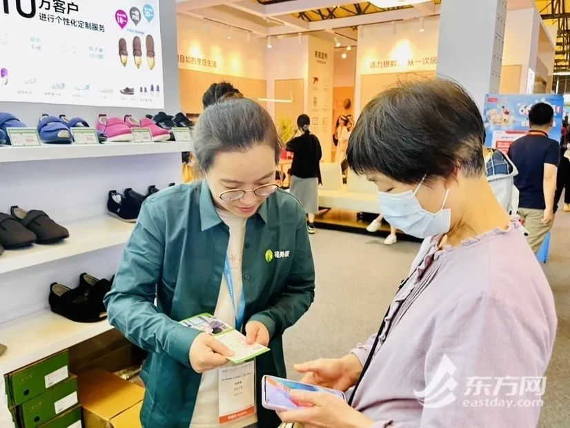 “连售三台电视，没想到老年人这么会买！” 老博会引燃银发消费热
