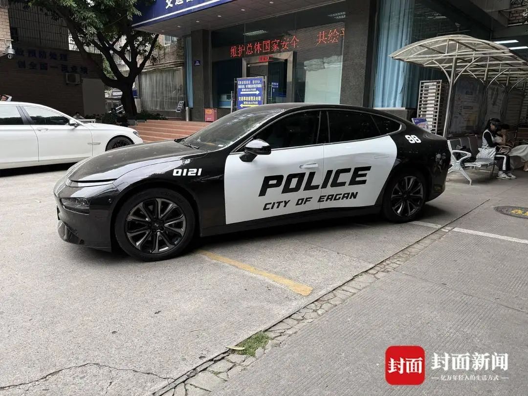 私家车喷涂“POLICE”字样高调上路?交警:罚了! 私家车喷涂“POLICE”字样高调上路?交警:罚了!