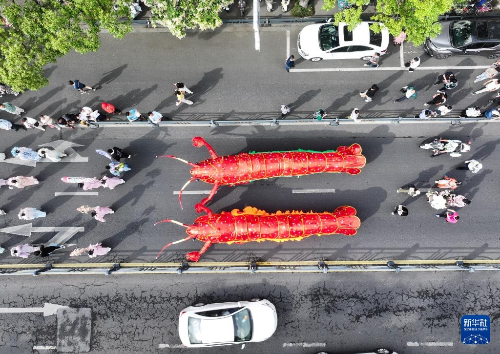 龙虾节主题巡游闹盱眙 龙虾节主题巡游闹盱眙