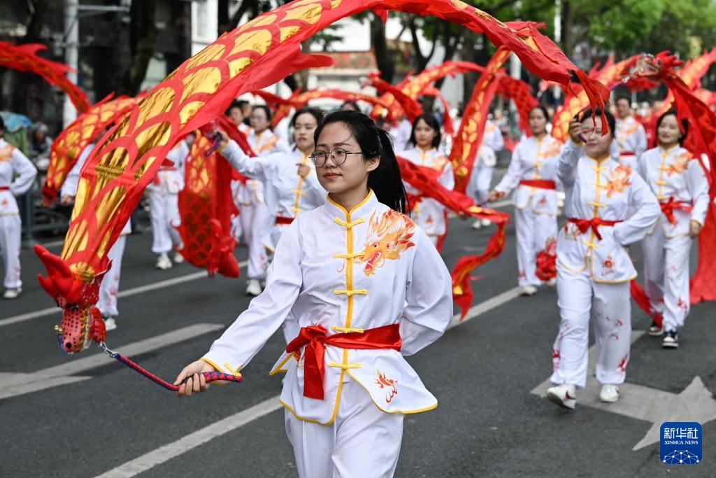 龙虾节主题巡游闹盱眙 龙虾节主题巡游闹盱眙