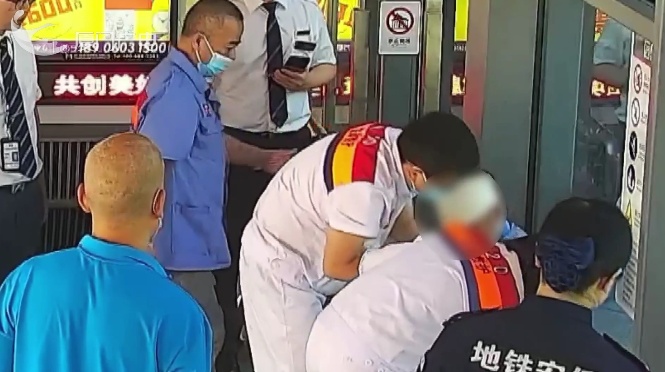 厦门一70岁老伯发生意外，从地铁扶梯上滚落十多个台阶！危急时刻……