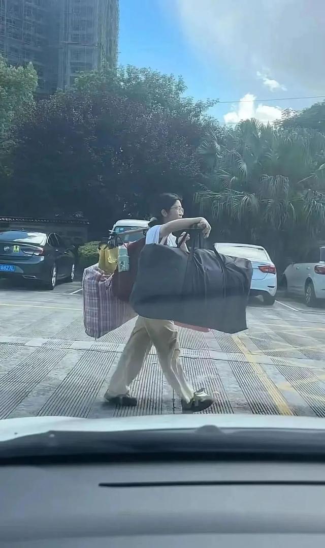 高考后挑行李回家的女生,婉拒资助! 高考后挑行李回家的女生,婉拒资助!