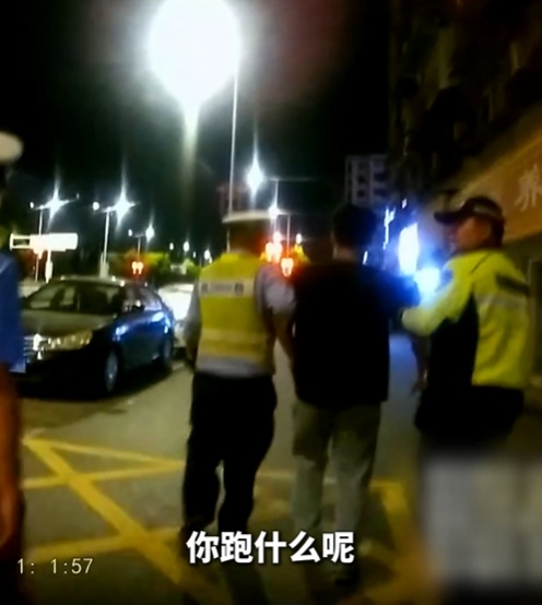 酒驾遇查翻窗逃？男子和民警对视的那一刻“尬”出表情包