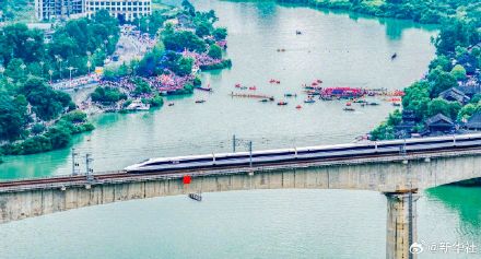 当龙舟破浪与高铁飞驰同框 当龙舟破浪与高铁飞驰同框