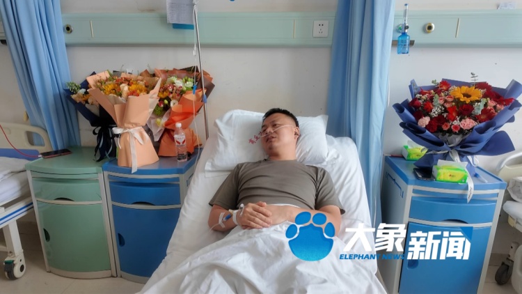 连救5人后昏迷双手仍是托举姿势，母亲目睹全程！他又用慰问金做了一件事