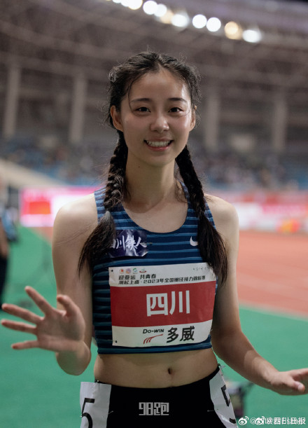 00后女运动员拒绝复旦 复读考清华