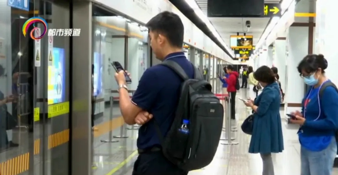 乘客地铁车厢内晕倒!1分15秒的极速救援…… 乘客地铁车厢内晕倒!1分15秒的极速救援……